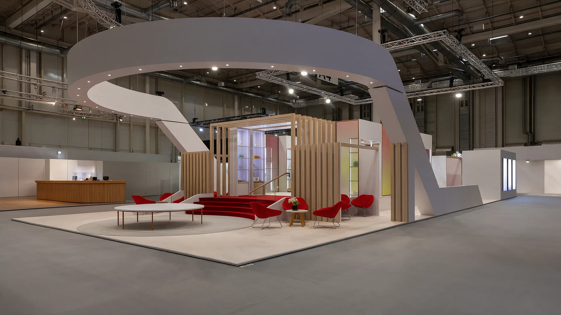 Stand de feira com estrutura curva, ripado de madeira e mobiliário