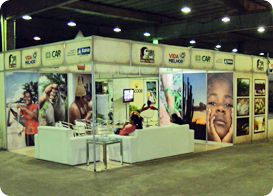 Stand decorado da Z5 com plotagens de fotos, TV e sofás
